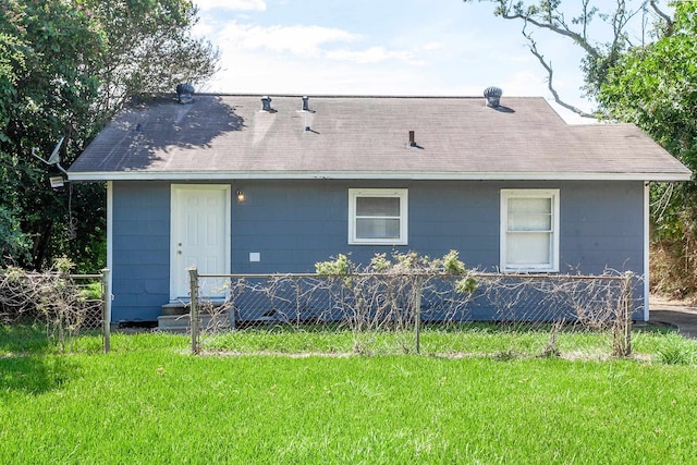 back of house featuring a lawn