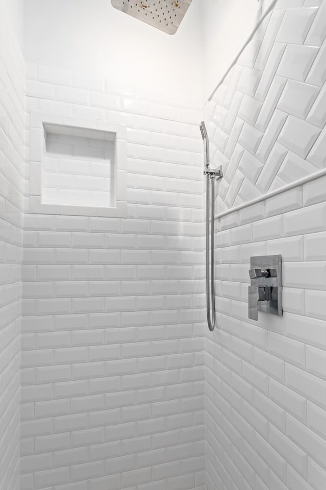 room details featuring a tile shower