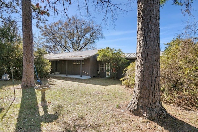 exterior space featuring a front yard