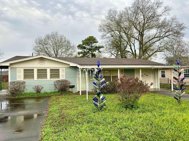 single story home featuring a garage and a front lawn