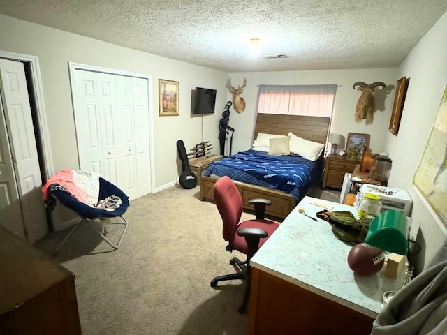 bedroom with carpet flooring and a textured ceiling