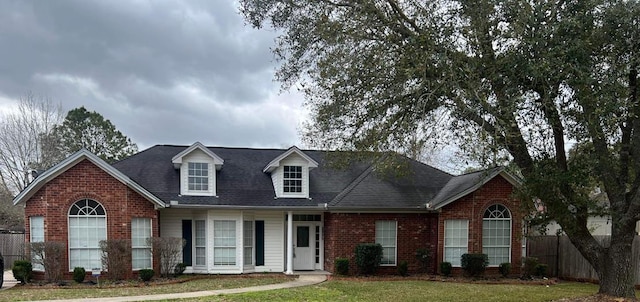 view of front of house featuring a front lawn