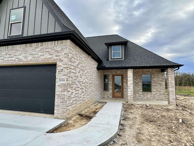 view of front of home with covered porch and a garage