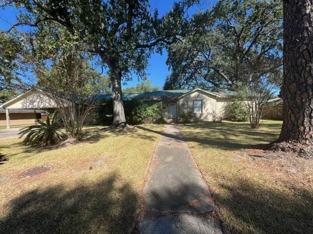 single story home with a front yard