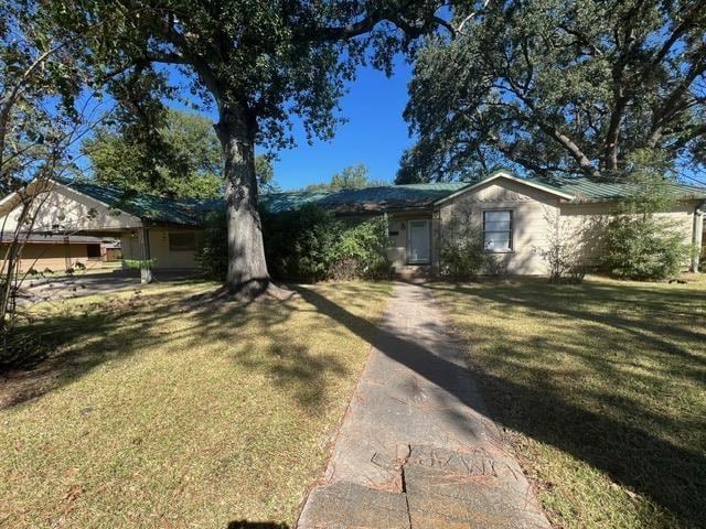 ranch-style home with a front yard