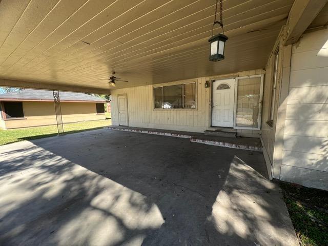 entrance to property with ceiling fan