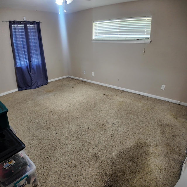 unfurnished room with carpet flooring and ceiling fan