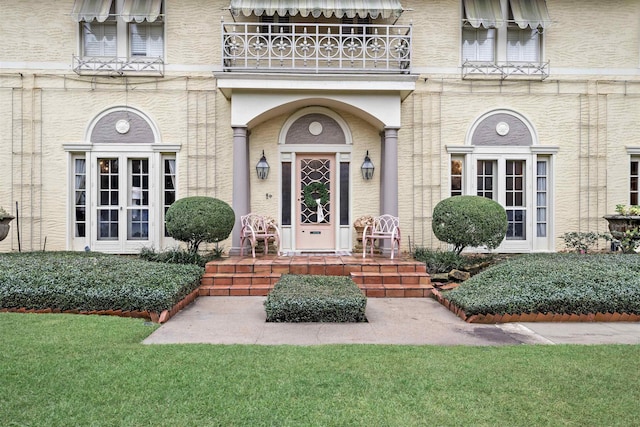 entrance to property featuring a balcony