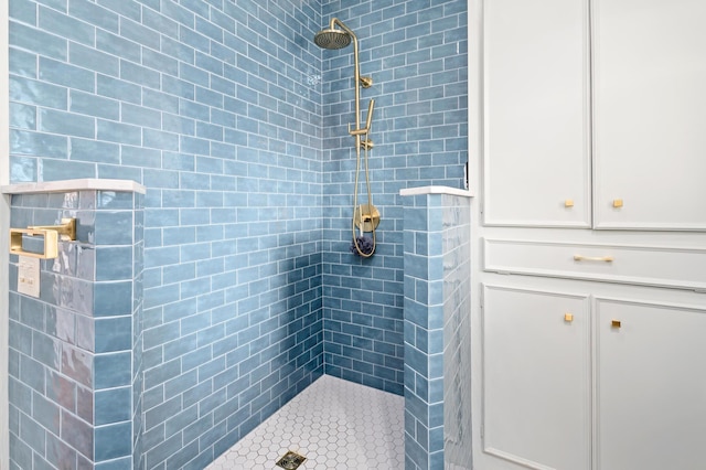 bathroom featuring a tile shower