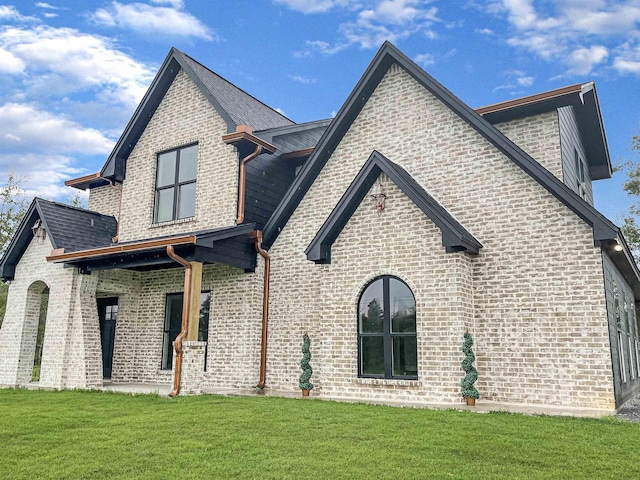 view of front of home featuring a front yard