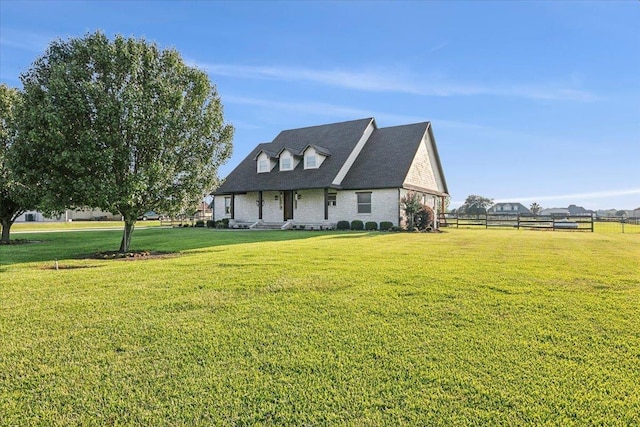 view of front of property featuring a front lawn