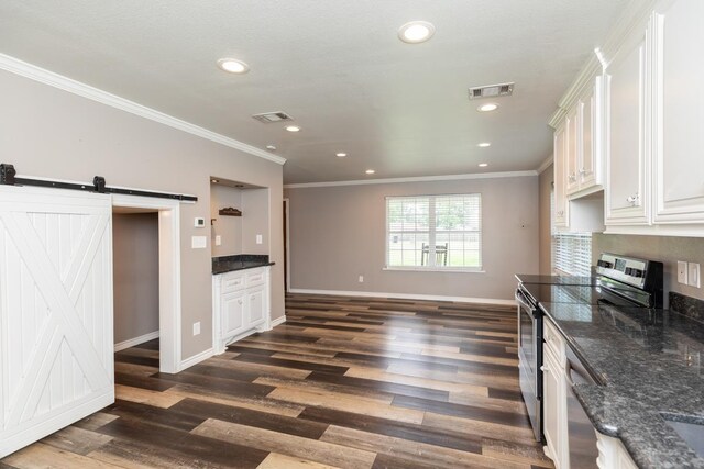 3075 Shivers St, Vidor, TX 77662 - kitchen with stainless steel appliances, ornamental molding, recessed lighting, baseboards, and dark wood-style flooring