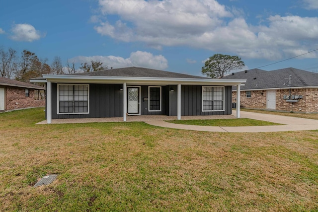 single story home featuring a front yard