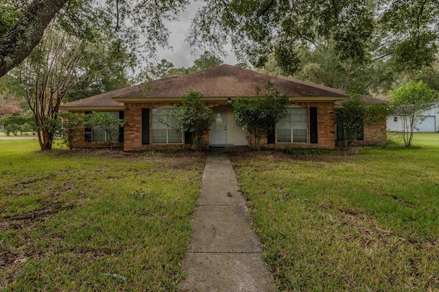 single story home with a front lawn