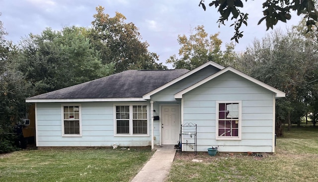 view of front facade with a front yard