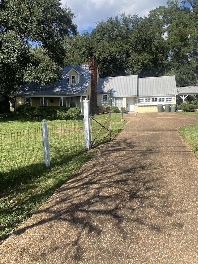 view of front of home featuring a front yard