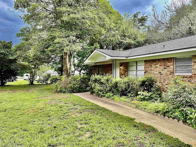 single story home with a front lawn