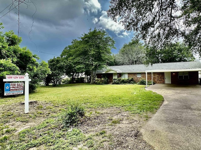 view of front of home featuring a carport and a front lawn