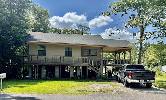 view of front of house featuring a wooden deck and a front yard