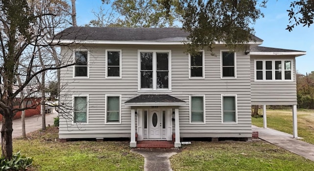 view of front facade with a front lawn