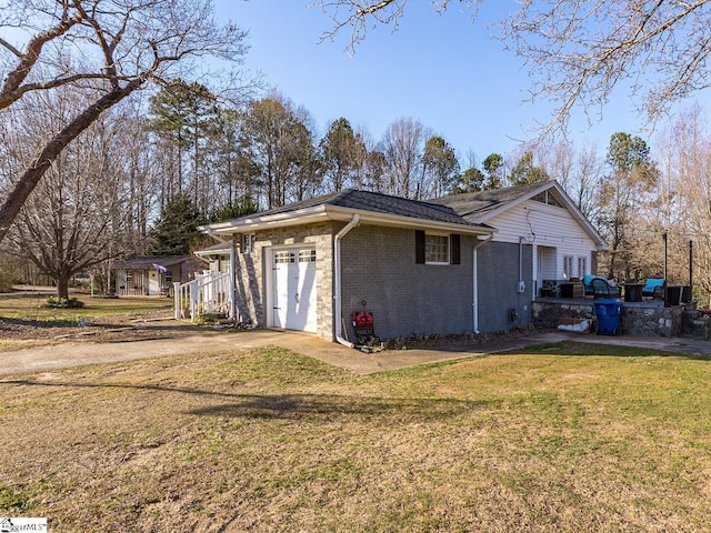 201 White Oak Rd, Woodruff, SC 29388 - view of side of property featuring a lawn and a garage