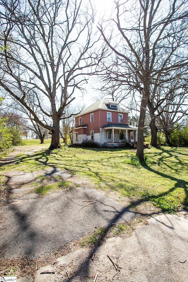 view of front of house featuring a front yard