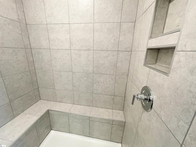 bathroom featuring a tile shower