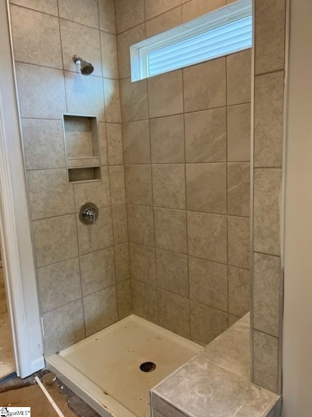 bathroom featuring a tile shower