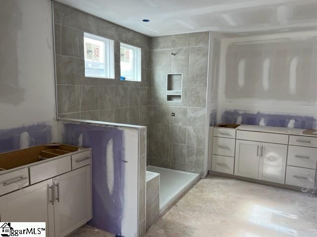 bathroom featuring a tile shower