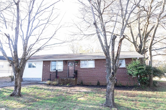 single story home featuring a front lawn