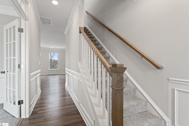 stairway featuring crown molding and hardwood / wood-style floors