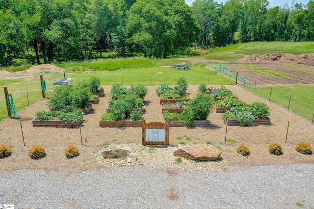 view of yard featuring a rural view