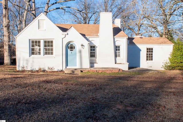 view of front facade with a front lawn