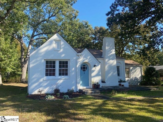 view of front of home with a front yard