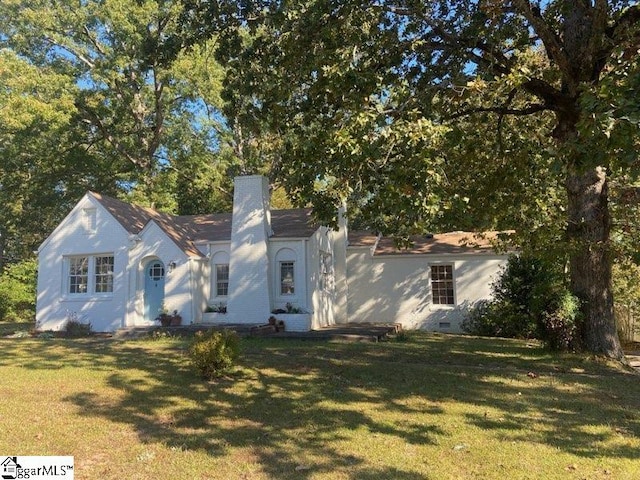 view of front of property with a front lawn