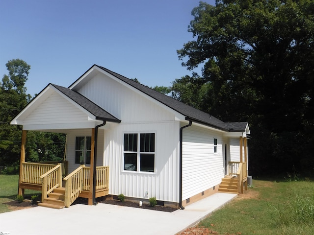 view of front of home with a front lawn