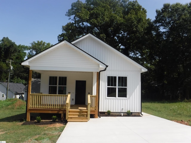 view of front facade featuring covered porch and a front yard