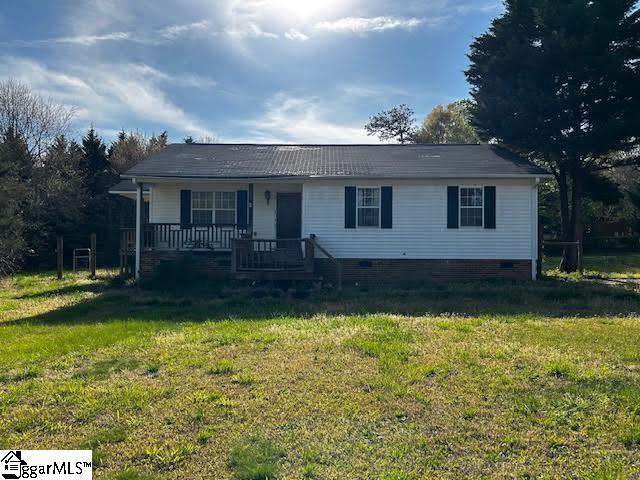 single story home featuring a porch and a front lawn