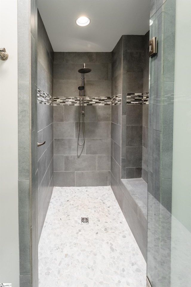 bathroom featuring a tile shower