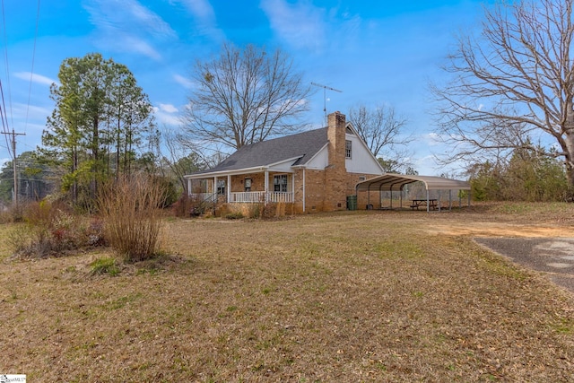 view of front of house featuring a carport, a porch, and a front lawn