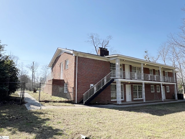 view of front of property featuring a front yard