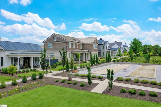 view of front of home featuring a front yard