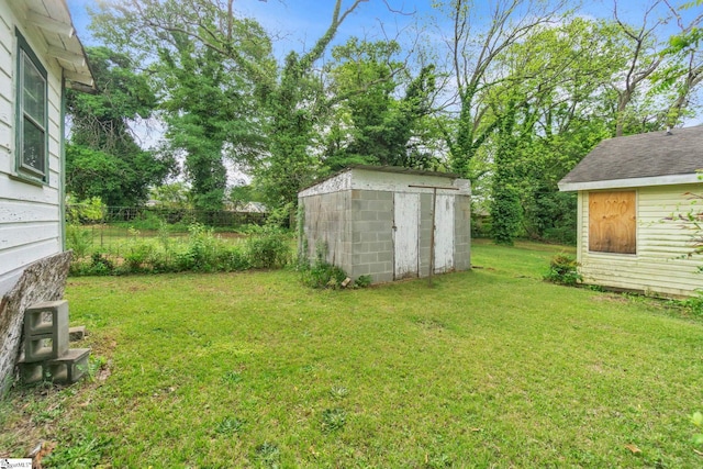 view of yard featuring a shed