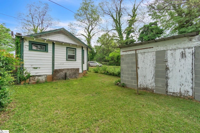 view of yard with a shed