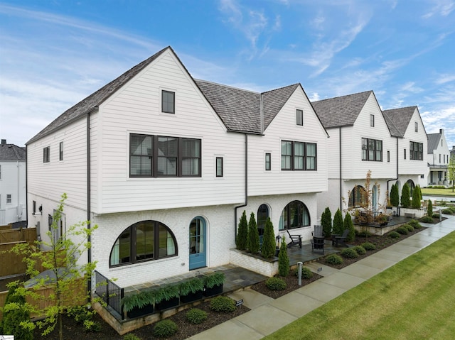 view of front facade featuring a patio and a front yard