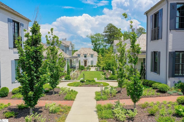 view of property's community featuring a lawn