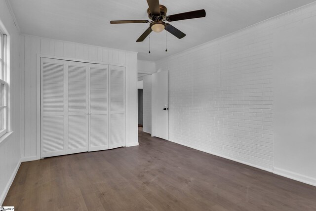 unfurnished bedroom featuring dark hardwood / wood-style flooring, a closet, ceiling fan, and crown molding