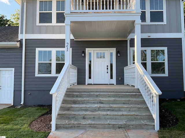 property entrance featuring a balcony