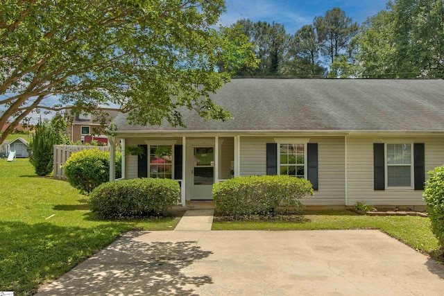 view of front facade with a front yard