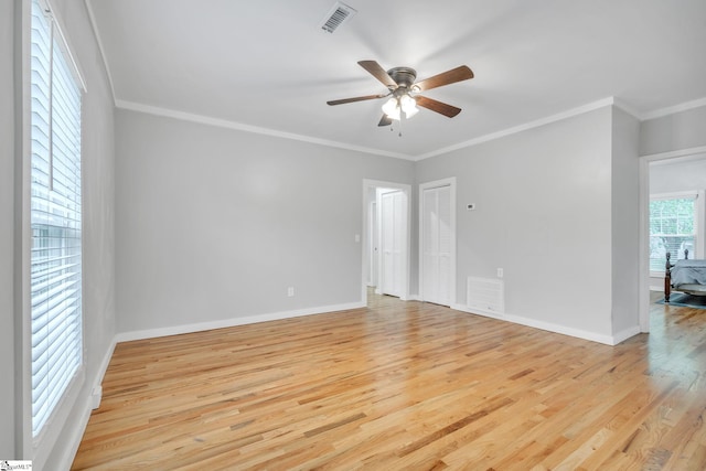 unfurnished room featuring light hardwood / wood-style floors, ornamental molding, and ceiling fan